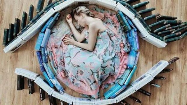 Kreatif, Wanita Ini Gunakan Koleksi Bukunya Untuk Bergaya Layaknya Superhero