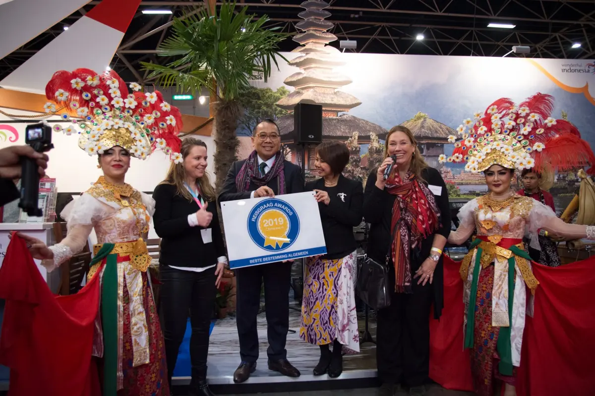 Duta Besar RI untuk Kerajaan Belanda, I Gusti Agung Wesaka Puja (tengah) memegang plakat penghargaan Reisgraag Award 2019 (kredit: KBRI Den Haag)