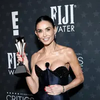 Demi Moore kembali raih penghargaan untuk kategori best actress di Critics Choice Awards 2025 [@criticschoice]