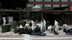 Petugas kesehatan menyisihkan unggas ke tempat sampah di sebuah pasar di Hong Kong, (7/6).  Pihak berwenang memutuskan untuk menangguhkan perdagangan unggas hidup setelah pemeriksaan menunjukkan adanya virus flu burung H7N9. (REUTERS/Bobby Yip)