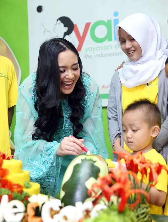 "Aku udah janji setelah ditinggal nenek karena kanker, mau luangkan energi, materi maupun spiritual untuk penyandang kanker. Itu kaya nazar sama Tuhan. Karena saya tahu rasanya ditinggal," lanjut Elvira. (Nurwahyunan/Bintang.com)