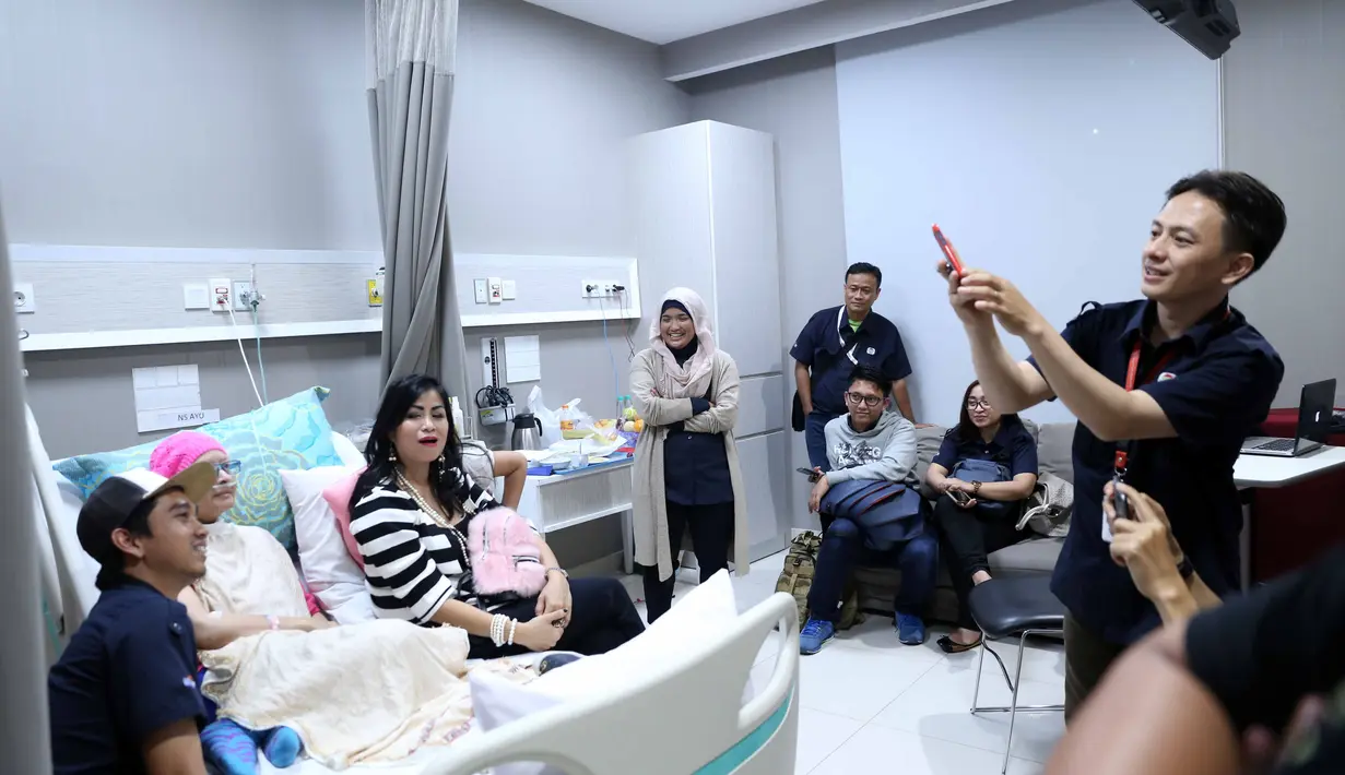 Saat acara berlangsung, artis senior itu melakuan teleconference menyapa para undangan. Feni Rose dan Gilang Dirga pembawa acara mengundang dua rekan Yana, Liggasuri dan Putri Patricia, serta dua anak Yana ke atas panggung. (Nurwahyunan/Bintang.com)