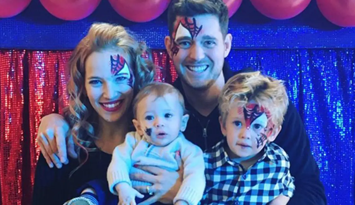 Michael Buble sebagai sosok ayah sekaligus penyanyi Jazz, ia selalu berusaha meluangkan waktu untuk beraktivitas dengan keluarga. Dalam foto ini, Michael dan Luisana Lopilato tengah merayakan ulang tahun Noah bertema Spiderman. (Instagram/michaelbuble)