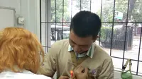 Dokter hewan Dian Novita Wijayanti sedang menyuntikkan microchip ke seekor anjing di Jakarta pada MInggu (30/9/2019) (Liputan6.com/Giovani Dio Prasasti)