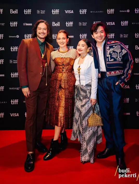Penampilan memukau saat World Premiere Budi Pekerti di Toronto International Film Festival ditampilkan oleh keempat pemain utama. Senyum yang mereka tampilkan juga penuh bahagia dan rasa bangga. Para pemain pun senang, TIFF bisa mengapresiasi dan menjadi saksi awal perjalanan film Budi Pekerti. (Liputan6.com/IG/@filmbudipekerti)