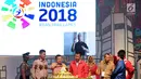 Wakil Presiden Jusuf Kalla (ketiga kiri) memotong tumpeng tanda dimulai Hitung Mundur Pelaksanaan Asian Para Games 2018 di JIExpo, Jakarta, Jumat (6/10). Asian Para Games 2018 akan berlangsung di Jakarta, 6-13 Oktober. (Liputan6.com/Helmi Fithriansyah)