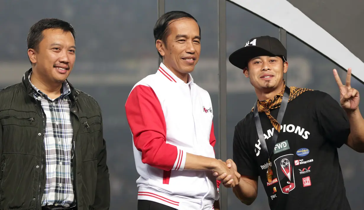 kapten Persib, Atep, berfoto dengan Presiden Jokowi saat penyerahan trofi Piala Presiden 2015 di Stadion Utama Gelora Bung Karno, Jakarta, Minggu (18/10/2015). (Bola.com/Vitalis Yogi Trisna)