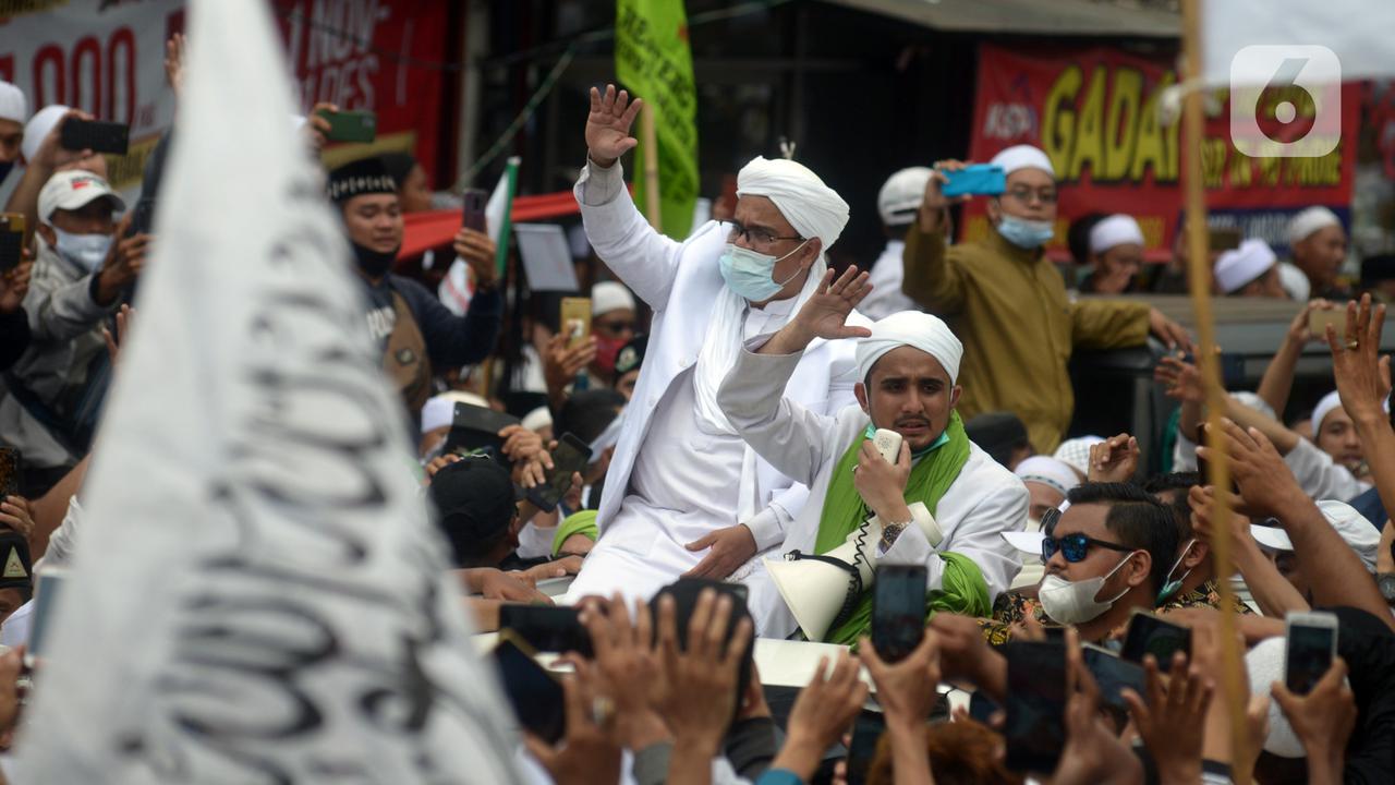 FOTO: Tiba di Petamburan, Rizieq Shihab Disambut Massa Pendukung