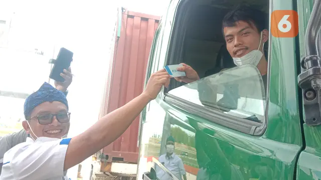 Sopir Truk Kontainer Dapatkan E-toll Gratis Di Gerbang Tol Serang-Panimbang. (Rabu, 17/11/2021). (Liputan6.com/Yandhi Deslatama).