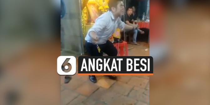 VIDEO: Aksi Esktrem Pria Angkat 4 Kg Besi Dengan Kelopak Mata