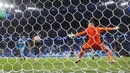 Kiper Chelsea Kepa Arrizabalaga (kanan) gagal menyelamatkan gawangnya dari tendangan Zenit St. Petersburg Claudinho pada pertandingan sepak bola Grup H Liga Champions di Gazprom Arena, St.Petersburg, Rusia, 8 Desember 2021. Pertandingan berakhir dengan skor 3-3. (AP Photo/Dmitry Lovetsky)