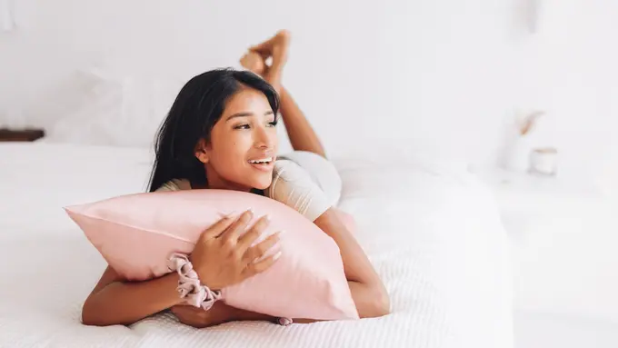 Manfaat Tidur dengan Bantal Satin: Rahasia Kulit Glowing dan Rambut Bebas Kusut