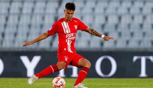 Aksi bek tengah keturunan Indonesia milik FC Twente, Mees Hilgers (paling kiri) di laga leg pertama Kualifikasi Ketiga UEFA Conference League melawan Cukaricki pada 6 Agustus 2022 lalu. (Dok. Instagram Mees Hilgers)