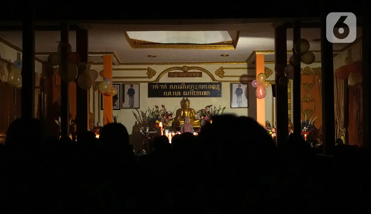 Suasana ketika warga Suku Tengger, yang memeluk Buddha Jawa Sanyata, melakukan perenungan dalam pelaksanakan upacara perayaan Hari Raya Trisuci Waisak 2565 di Vihara Paramitta, Desa Ngadas, Poncokusumo, Malang, Jawa Timur, pada Rabu (26/5/2021) malam waktu setempat. (merdeka.com/Nanda F. Ibrahim)