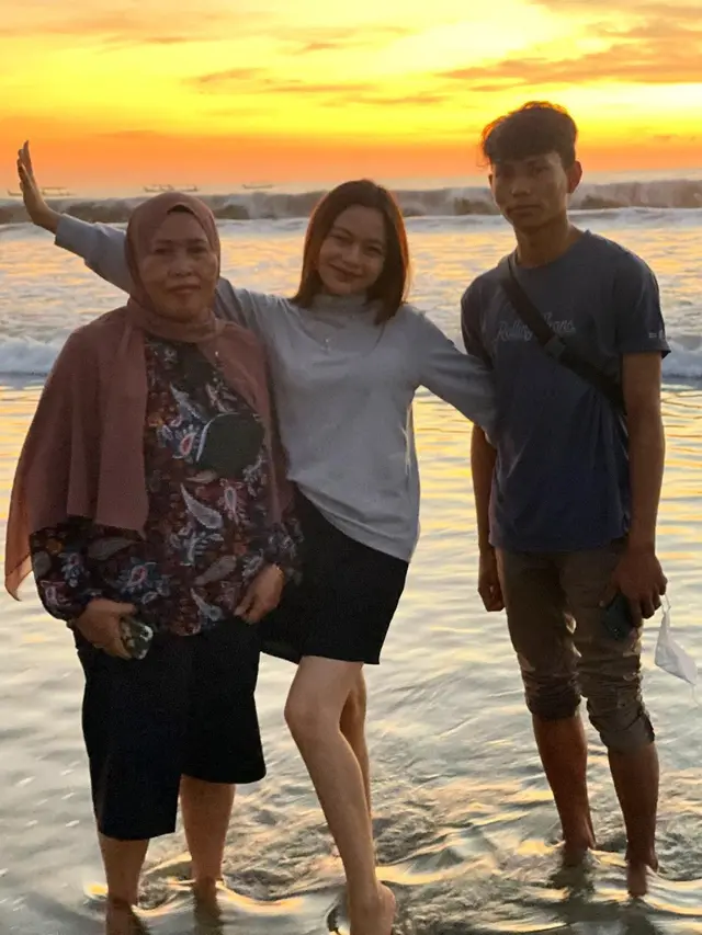 6 Potret Liburan Rara LIDA di Bali, Nikmati Sunset Bareng Ibu dan Adik