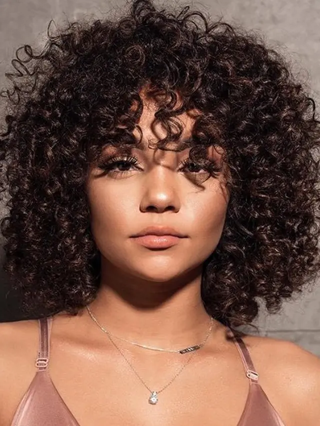 [Fimela] Model Potongan Poni Rambut Keriting