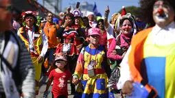 Badut berpartisipasi dalam parade untuk merayakan Hari Badut Nasional Salvador di San Salvador pada 7 Desember 2022. El Salvador telah menetapkan Rabu pertama di bulan Desember sebagai Hari Badut Nasional. (Photo by Marvin RECINOS / AFP)