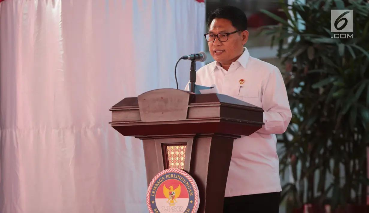 Ketua LPSK Abdul Haris Semendawai memberi sambutan saat pemberian kompensasi kepada sejumlah perwakilan korban terorisme, Jakarta, Kamis (6/9). LPSK menyerahkan kompensasi dengan total Rp 1,6 miliar. (Liputan6.com/Faizal Fanani)