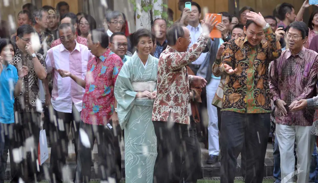 Di akhir acara pembukaan Jak-Japan Matsuri oleh Ahok, Rumah Dinas Dubes Jepang tiba-tiba bersalju, Minggu (14/9/2014) (Liputan6.com/Miftahul Hayat)