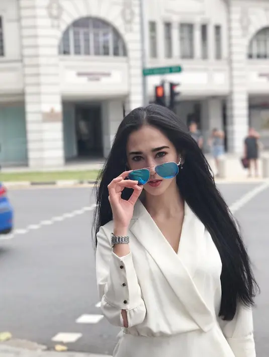 Ketika memakai blouse berwarna putih serta kacamata, Natasha tampil bak wanita elegan. Ia juga membiarkan rambut panjang terurai bebas menambah aura cantiknya di Carlisle Road, Singapura. (Liputan6.com/IG/@natasharatulangi)