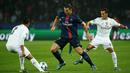 Pemain PSG, Zlatan Ibrahimovic berusaha melewati hadangan pemain Real Madrid di lanjutan Grup A Liga Champions di Stadion Parc des Princes, Paris, Prancis, Kamis (22/10/2015) dini hari WIB. (Reuters/Benoit Tessier)