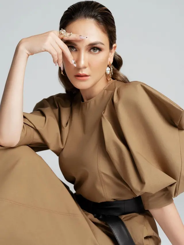 Gaya Pemotretan Terbaru Luna Maya. (Sumber: Instagram/winstongomez)