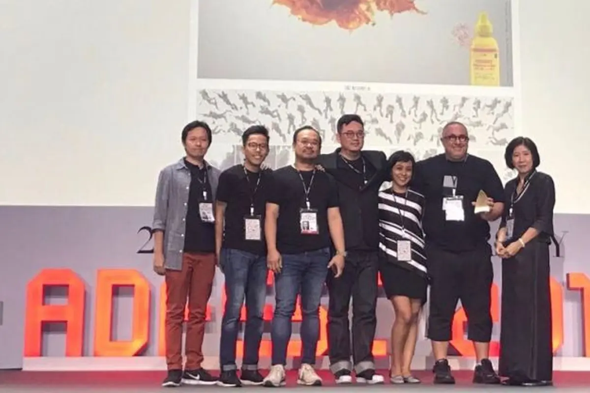 CEO Hakuhodo Indonesia Irfan Ramli (kedua dari kanan) bersama staf dalam ajang AdFest 2017 yang berlangsung di Pattaya pada 22 hingga 25 Maret 2017.