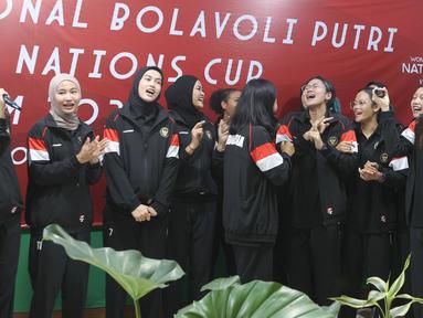 Para pemain asik menyanyi bersama saat acara pelepasan Timnas Voli Putri Indonesia untuk mengikuti ajang AVC Nations Cup 2025 di Padepokan Bola Voli Jenderal Polisi Kunarto, Sentul, Bogor. Rabu (4/6/2025). (Bola.com/M Iqbal Ichsan)