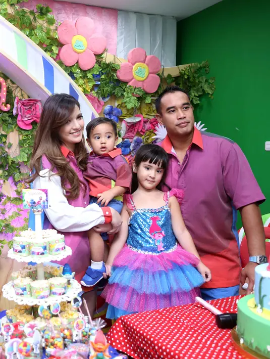 "Dia yang minta sendiri. Mikha suka sama trolls. Dia sangat excited tadi. Malam tidurnya bangun-bangun mulu karena ingin cepat-cepat pagi," papar Nia. (Nurwahyunan/Bintang.com)