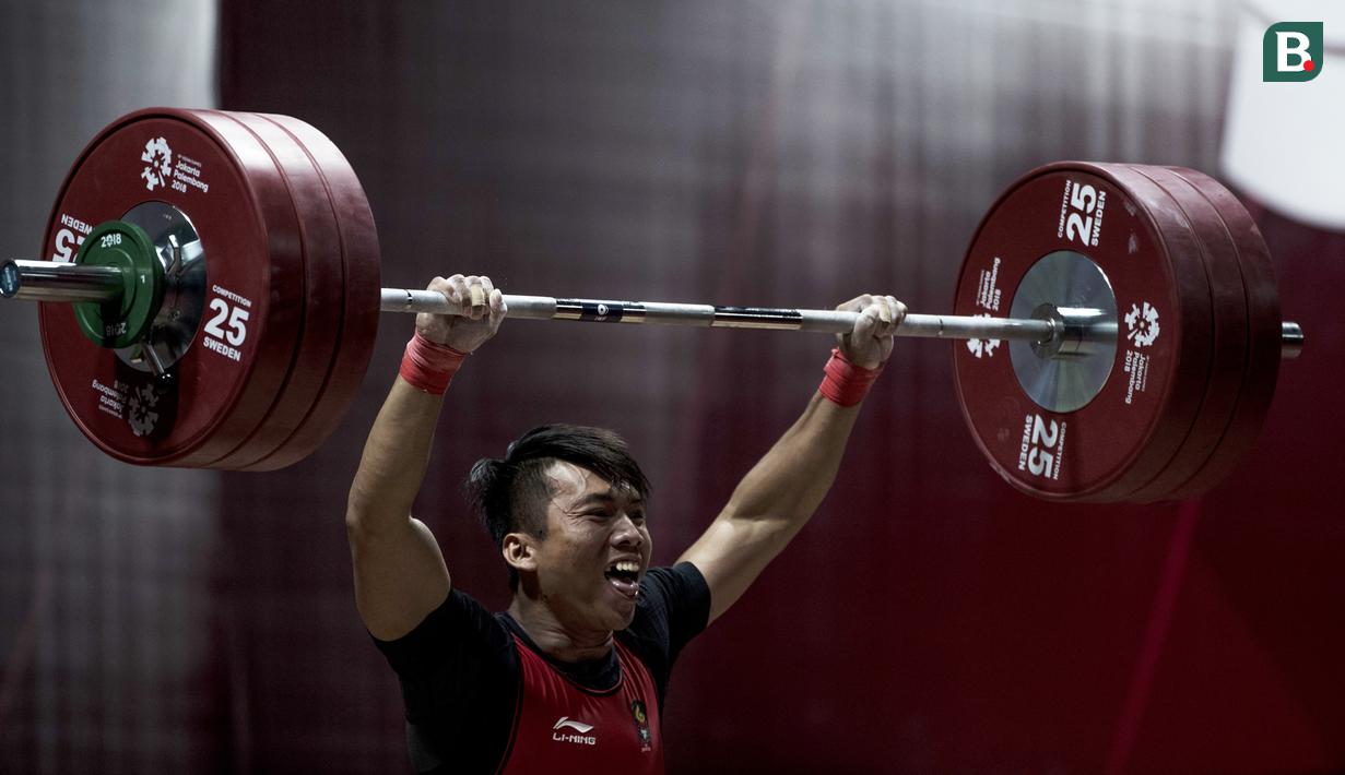 Lifter Indonesia, Deni, saat berlaga pada Asian Games di JIExpo, Jakarta, Rabu (22/8/2018). Deni memastikan lolos ke final setelah berhasil membukukan poin terbaik dengan total angkatan seberat 318 kg. (Bola.com/Vitalis Yogi Trisna)