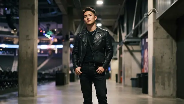Outfit Monokrom dengan Jaket Kulit