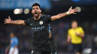 Pemain Manchester City, Sergio Aguero saat merayakan gol ke gawang Napoli pada laga Liga Champions grup F di San Paolo stadium, Naples, (1/11/2017). City menang 4-2. (AFP/Filippo Monteforte)