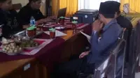 Panwaslu Brebes menemukan berbagai item pelanggaran kampanye pasangan calon Gubernur dan Wakil Gubernur Jawa Tengah Ganjar Pranowo-Taj Yasin. (Liputan6.com/ Fajar Eko Nugroho)