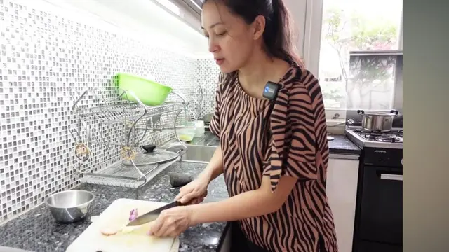 Jarang Terekspos: Alasan Della Puspita Tak Sering Memasak