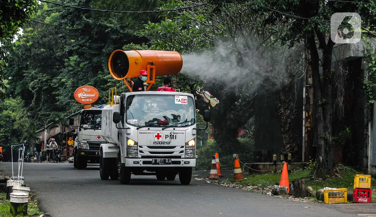 Petugas Palang Merah Indonesia (PMI) menyemprotkan disinfektan menggunakan armada Gunner Spray di kawasan Blok M, Jakarta, Minggu (12/4/2020). Penyemprotan dilakukan untuk mencegah penyebaran virus corona COVID-19. (Liputan6.com/Faizal Fanani)