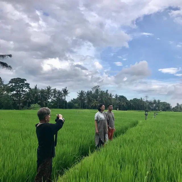 6 Momen Pemotretan Keluarga Anjasmara dan Dian Nitami, Seru di Alam Terbuka