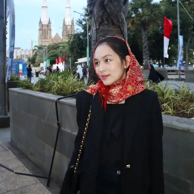 6 Potret Shanna Shannon Pertama Kali ke Masjid Istiqlal, Ikut Bukber dan Tampil Berhijab