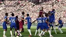 Pemain West Ham, Nayef Aguerd (atas) berusaha mencetak gol ke gawang Chelsea pada laga pekan kedua Liga Inggris 2023/2024 di London Olympic Stadium, London, Minggu (20/08/2023) malam WIB. (AFP/Justin Tallis)