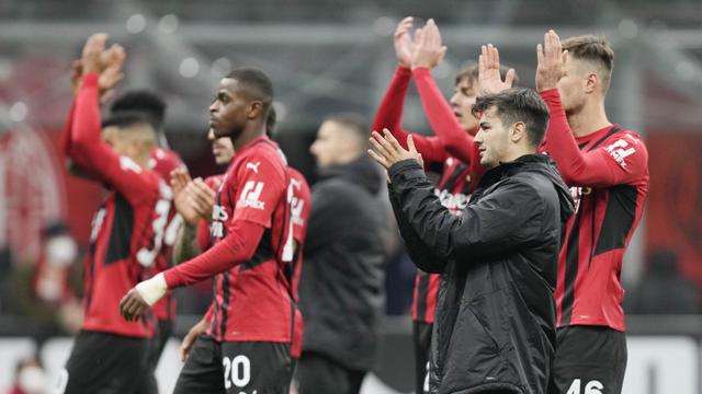 Foto: Diwarnai 2 Kartu Merah, AC Milan Bungkam AS Roma dan Tempel Ketat Inter Milan di Klasemen Liga Italia