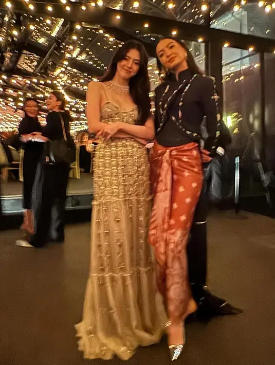 Bahkan ia juga terlihat stunning saat bersanding dengan Han So Hee. Kali ini Raline tampak mengenakan atasan bersiluet janggan disertai dengan kain yang memikat. [Foto: Instagram/ RalineShah]