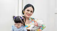 Bahkan saat momong cucu, Krisdayanti konsisten tampil ayu dengan kebaya kutubaru floral. Dipadukan dengan kain batik sebagai angkin dan bawahan. [@krisdayantilemos]