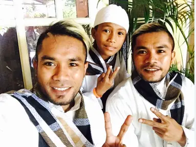 Pemain Persipura, Zulham Zamrun (kanan), selfie bersama adiknya yang pemain Pusamania Borneo FC, Zulvin Zamrun (kiri). 