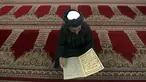 Salah satu umat muslim di Kabul, Afghanistan, membaca kitab suci Al Qur'an di hari pertama Ramadan, (29/6/2014). (REUTERS/Omar Sobhani)