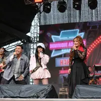 Kemeriahan panggung bersama kolaborasi Siti Badriah, Harra, Vintonic, dan Dominique Adhadiaz. [Foto: Fimela - Adrian Putra].
