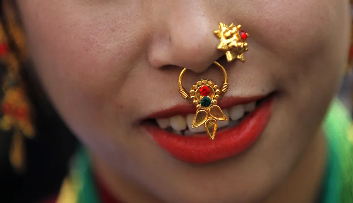 Seorang wanita memakai perhiasan jelang parade "Tamu Losar", Kathmandu, Nepal, Jumat (30/12). Parade tersebut digelar untuk menyambut pergantian tahun. (AP Photo / Niranjan Shrestha)