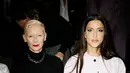 Aktris senior Tilda Swinton kenakan turtleneck hitam dan rok midi slit hitam putih. Kalung dan gelang rantai jadi aksen yang statement [Chanel]