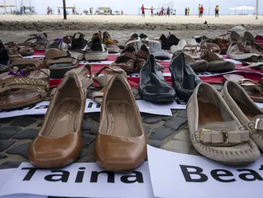 Sepasang sepatu dengan nama-nama perempuan korban femisida di Brasil dalam acara Hari Internasional untuk Penghapusan Kekerasan terhadap Perempuan di Pantai Copacabana, Rio de Janeiro, Sabtu (25/11/2023). (Tercio TEIXEIRA / AFP)