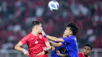 Pemain Timnas Indonesia U-19, Jens Raven (kiri) berduel udara dengan seorang pemain Thailand U-19 pada laga final Piala AFF U-19 2024 di Stadion Gelora Bung Tomo, Surabaya, Senin (29/7/2024). (Bola.com/Bagaskara Lazuardi)