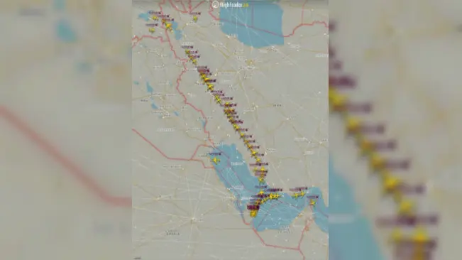 Rute penerbangan pesawat keluar-masuk Qatar melalui satu lintasan tunggal di ruang udara Bahrain. (Sumber Twitter/@flightradar24)