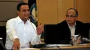 Mendikbud, Anies Baswedan (kiri) memberikan seputar perkembangan terakhir persiapan UN 2015 di  Kemendikbud, Jakarta, Kamis (9/4/2015). Anies berpesan peserta ujian belajar dengan keras dan tidur yang cukup sebelum ujian. (Liputan6.com/Yoppy Renato)